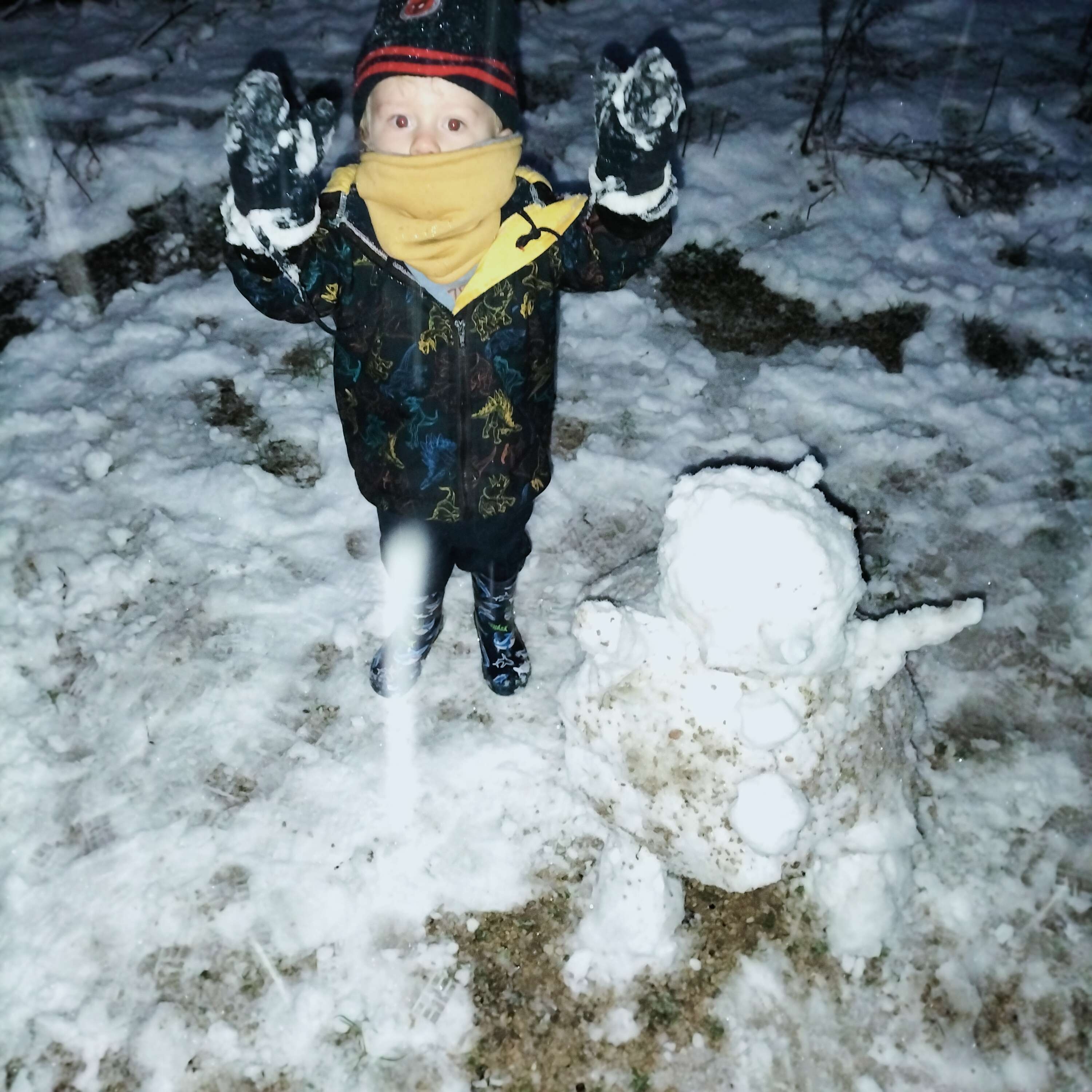 Ezran qui a fait un bonhomme de neige